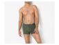 Homme torse nu en caleçon vert côtelé