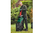 Un homme utilise un broyeur de jardin Parkside pour se débarrasser des déchets de jardin.