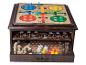 Une boîte en bois pour jeux avec Ludo, échecs, dames et domino.