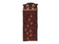 Un sac de couchage marron avec une tête de loutre et des empreintes de pas