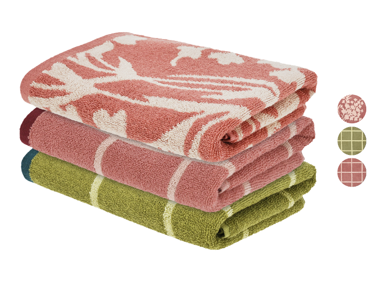 Pile de trois serviettes pliées : rose à motif floral, rose à rayures et verte à rayures.