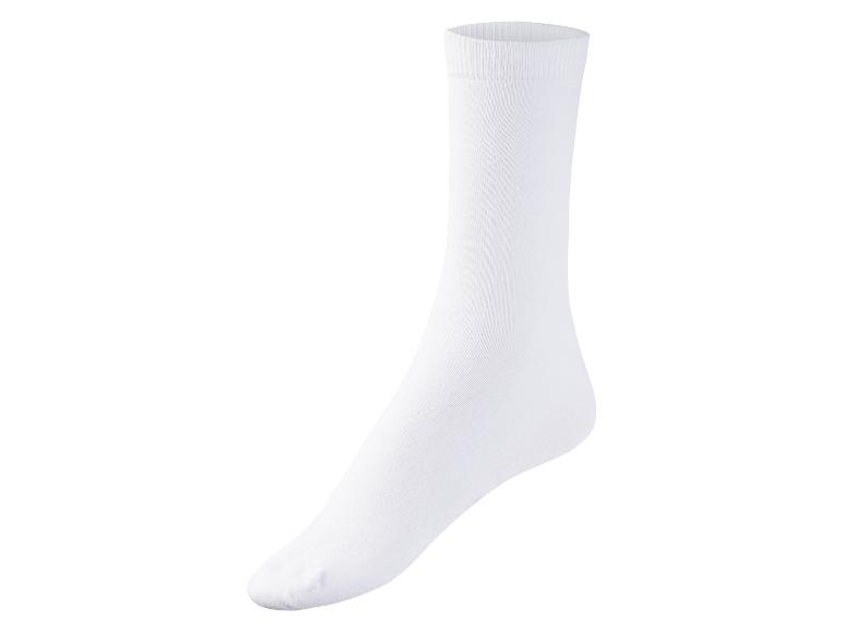 Une chaussette blanche isolée sur un fond blanc.