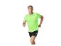 Homme en t-shirt vert vif et short de course noir