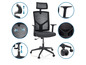 Chaise de bureau noire avec dossier en maille, appuie-tête réglable et roulettes.
