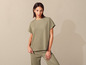 Une femme portant un t-shirt et un pantalon verts.