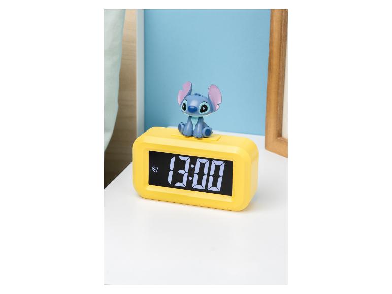 Réveil Stitch avec base jaune et affichage numérique indiquant 13:00