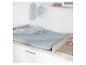 Table à langer avec matelas bleu matelassé, couverture et jouets en peluche.
