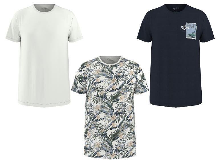 Trois t-shirts pour hommes : un blanc, un à imprimé tropical et un bleu marine avec un imprimé 'ROAD TRIPPIN''. 