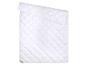 Couette blanche matelassée avec motif, pliée sur fond blanc.