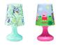 Deux lampes de table pour enfants : une avec des personnages de chiens bleus et des feuilles vertes, l'autre avec des personnages de cochons dans un champ.