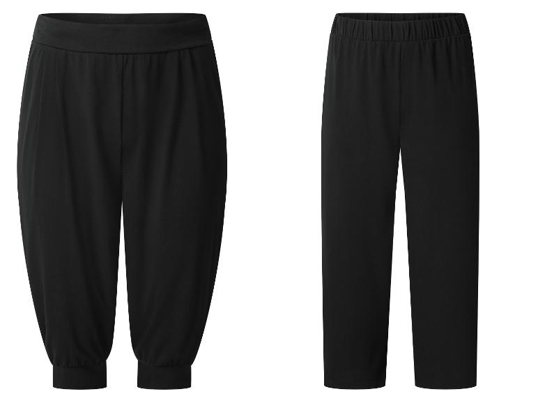 Deux paires de pantalons noirs pour femmes : un pantalon sarouel ample et un pantalon droit.