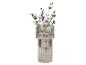 Vase en verre texturé avec des fleurs violettes et de l'eucalyptus.