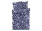 Une housse de couette bleue avec un imprimé floral blanc et des taies d'oreiller assorties.