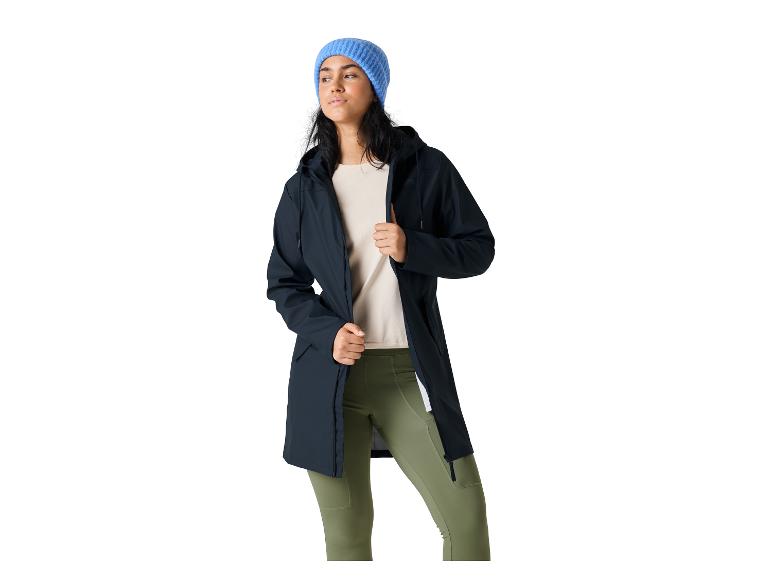 Femme avec bonnet bleu, veste bleu marine et leggings vert olive