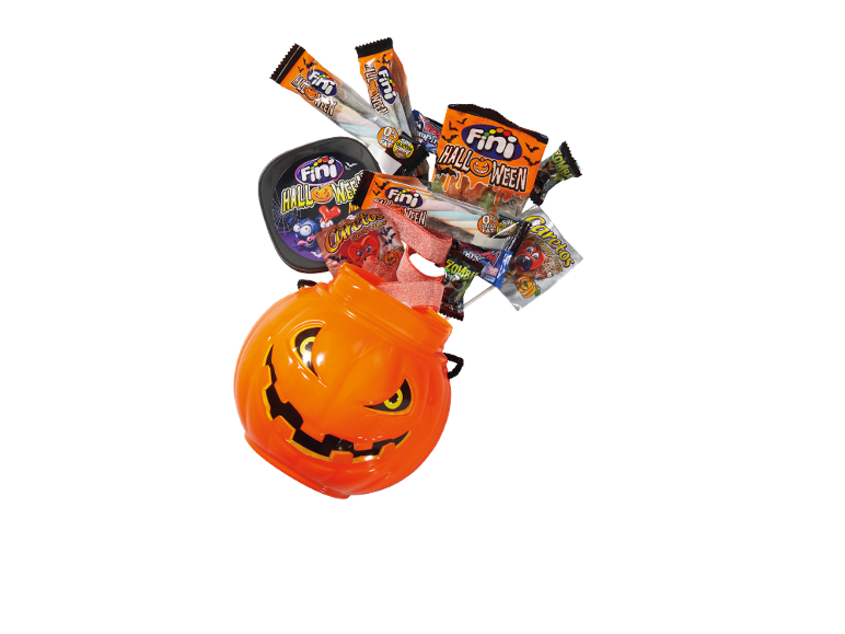 Bonbons et friandises d'Halloween dans un seau citrouille orange.