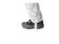 Pantalon imperméable pour enfants avec imprimé voiture et chaussures noires.