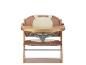 Chaise haute en bois avec un siège rembourré marron et crème, un harnais de sécurité et un plateau.