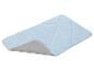 Un tapis de bain bleu clair avec une base antidérapante.