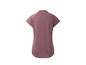 Un t-shirt rose à manches courtes pour femme.