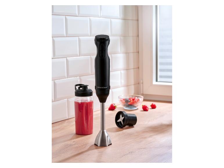 Mixeur plongeant SilverCrest avec bouteille de smoothie et fruits sur un comptoir de cuisine.