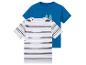 Deux t-shirts pour enfants : un rayé blanc et noir, un bleu avec des planches de surf.