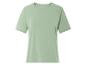 Un t-shirt vert clair à manches courtes.