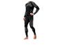Homme en leggings et maillot thermique noir à rayures grises.