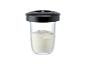 Salière en verre avec couvercle noir, remplie de poudre blanche