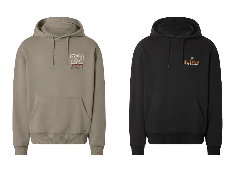 Deux sweats à capuche, un beige avec le numéro 23 et un noir avec un motif de basket.