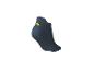 Chaussette de sport courte gris foncé avec un logo jaune fluo