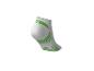 Chaussette de cheville blanche avec des rayures vertes et un motif de soutien de la voûte plantaire vert.