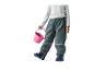 Enfant en pantalon et haut gris imperméables, tenant un seau rose.