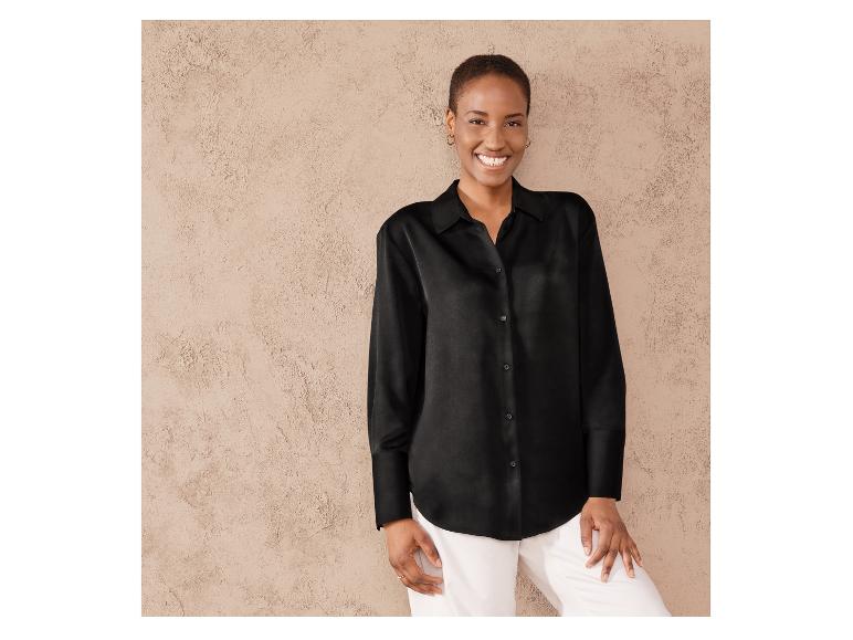 Une femme portant une chemise en satin noir.