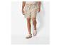 Shorts rayés beige et baskets beiges pour homme.