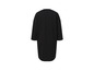Une robe pull noire oversize.
