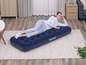 Une femme allongée sur un lit gonflable Bestway.