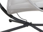 Détail d'un fauteuil suspendu gris avec structure métallique.