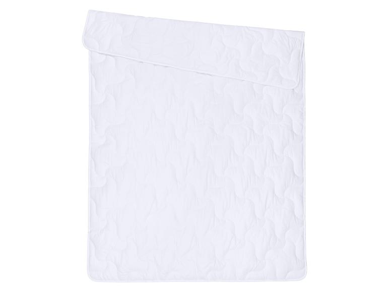 Couette ou protège-matelas blanc matelassé, plié en deux