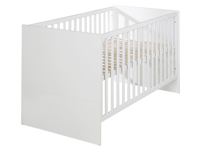 Lit bébé blanc à barreaux.