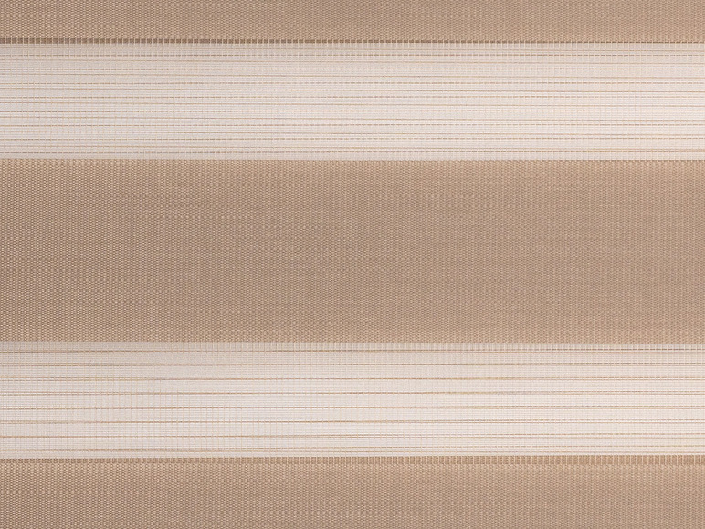Stores horizontaux beiges avec des rayures blanches.