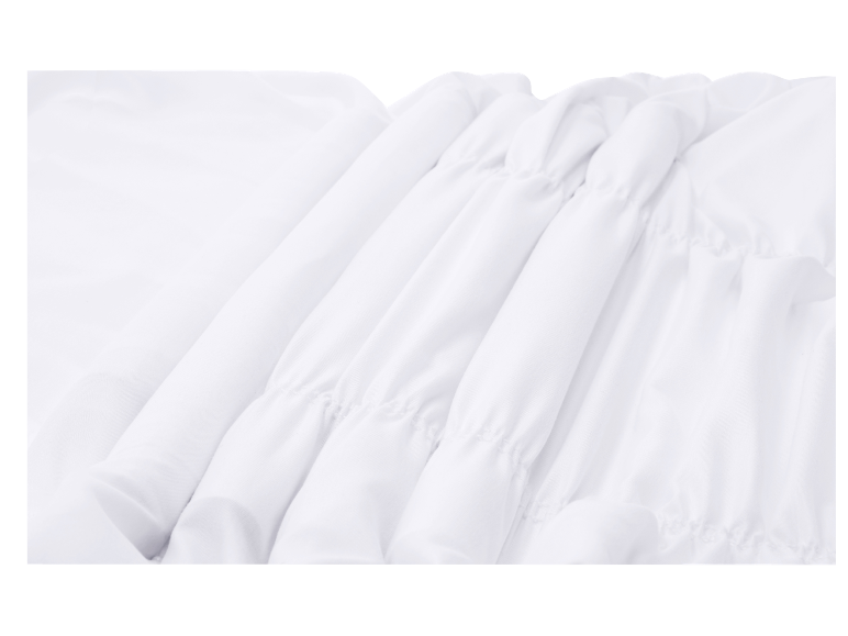 Tissu blanc plissé avec de fines fronces.