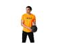 Homme en T-shirt orange 'FUELED BY FITNESS' avec un medecine-ball noir.