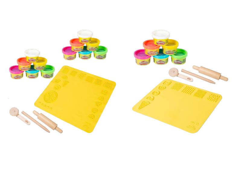 Ensemble de pâte à modeler avec pots colorés, tapis de jeu jaunes et outils en bois.