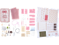 Kit de chambre miniature DIY avec boîte en étain rose, pièces en bois, tissu et découpes en papier.