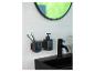 Organiseur de salle de bain noir avec porte-brosses à dents et distributeur de savon.