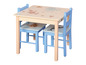 Une table et deux chaises en bois avec des motifs marins