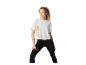 Femme en t-shirt de sport blanc avec texte orange et leggings noirs.