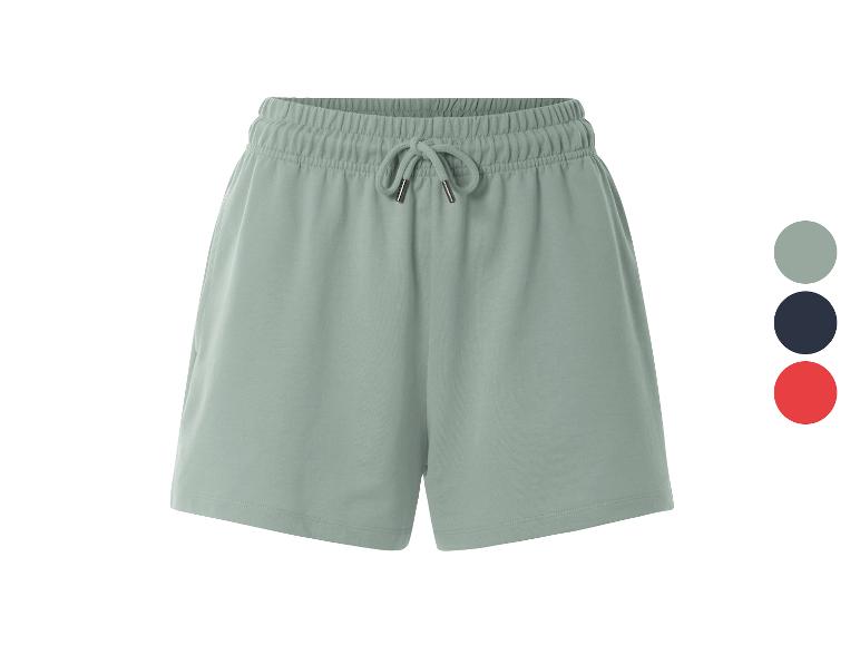 Shorts en molleton vert clair, disponibles en plusieurs couleurs.