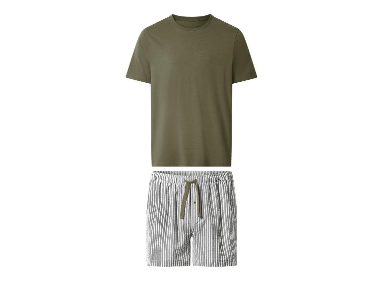 Pyjama homme : t-shirt kaki et short rayé.