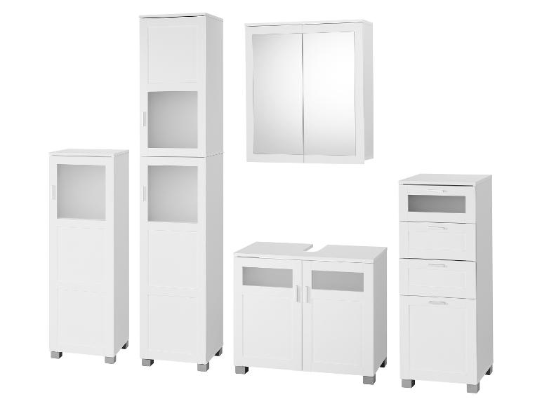 Ensemble de meubles de salle de bain blancs comprenant des armoires hautes, un meuble sous-vasque et une armoire à miroir.